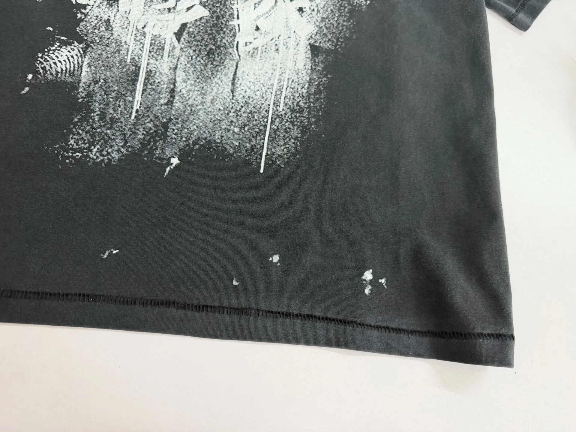❥8034#P136 Saint Mxxxxxx new model uses double yarn cotton batik fabric 280g, comfortable and breathable to wear. Full of street feel, loose fit. Craftsmanship: printing + graffiti + spray coding, batik and washing. Size: (S-M-L-XL) Color: Washed black